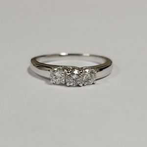 3 stone diamond ring